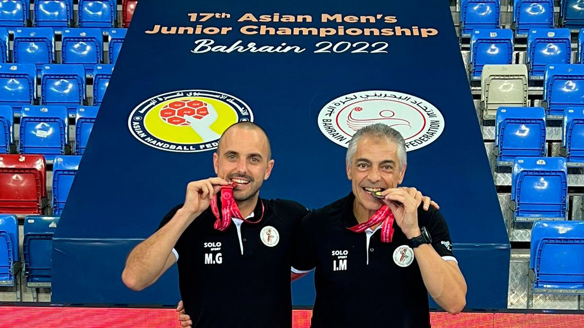Isidoro Martínez, a la derecha, celebra la medalla de bronce lograda en el Asiático con Kuwait. | L.N.C.