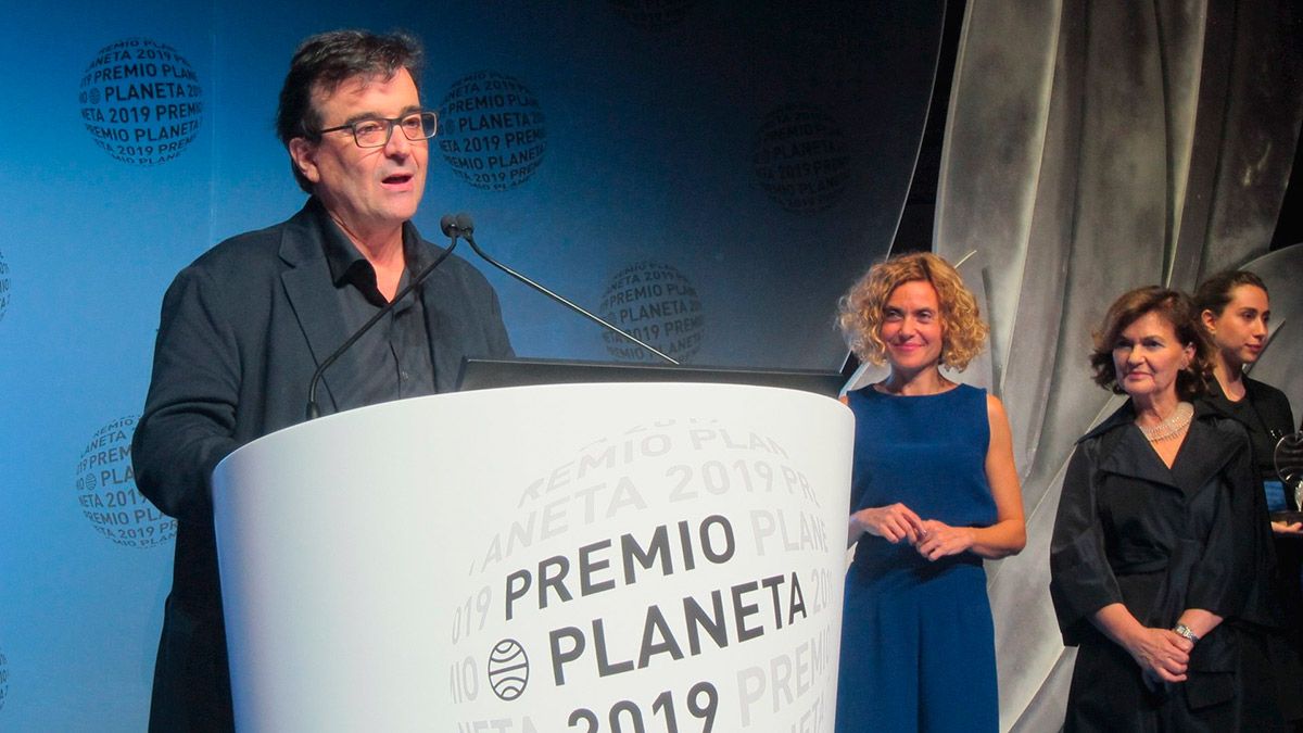 Javier Cercas recogiendo este martes el premio Planeta. | EP