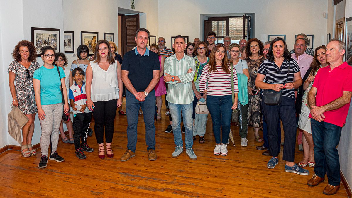 Juan Fernández junto a algunos de los asistentes a la inauguración de la exposición en Vela Zanetti. | VICENTE GARCÍA