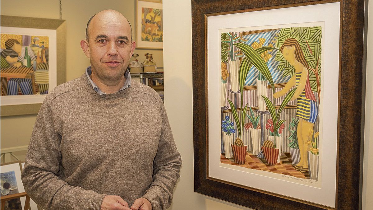 Javier Ortas con uno de sus cuadros en la galería Bernesga. | VICENTE GARCÍA