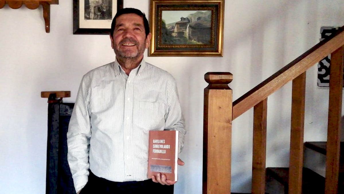 Javier Prada, con su libro, que presenta este jueves en la Casa de la Cultura de Ponferrada. | D.M.