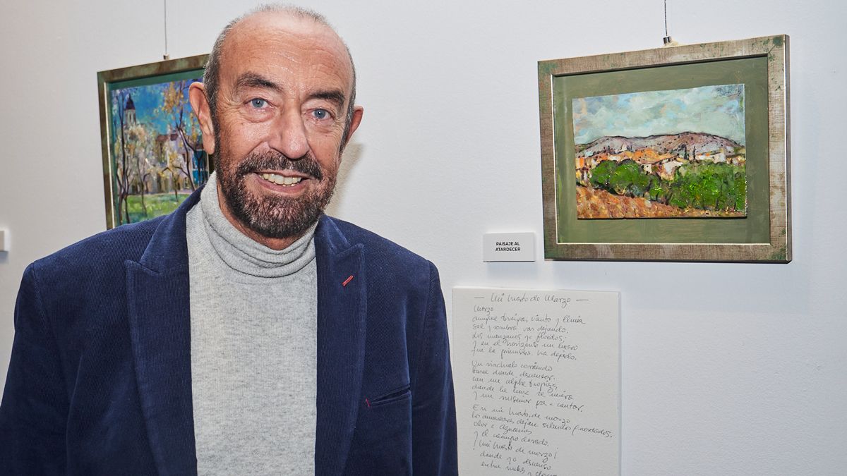 El leonés Javier Rueda ante uno de sus cuadros y poemas que cuelgan en el Palacio Don Gutierre. | VICENTE GARCÍA