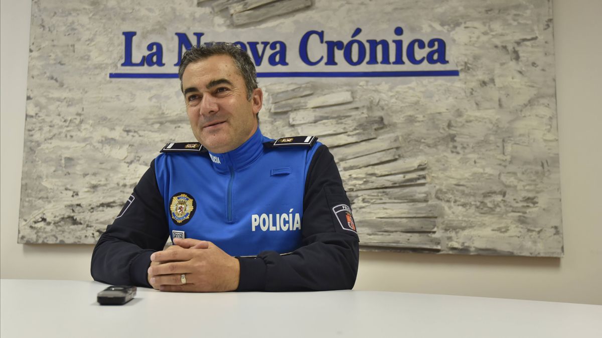 Santiago Llamazares, oficial responsable del Grupo de Menores Paidós de la Policía Local de León. | SAÚL ARÉN