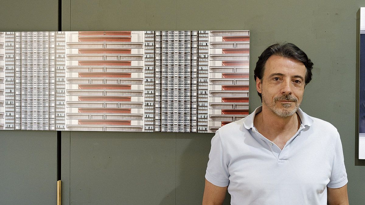 El artista Jesús Chamizo ante una de las obras que se exponen en la galería Espacio _ E. | VICENTE GARCÍA