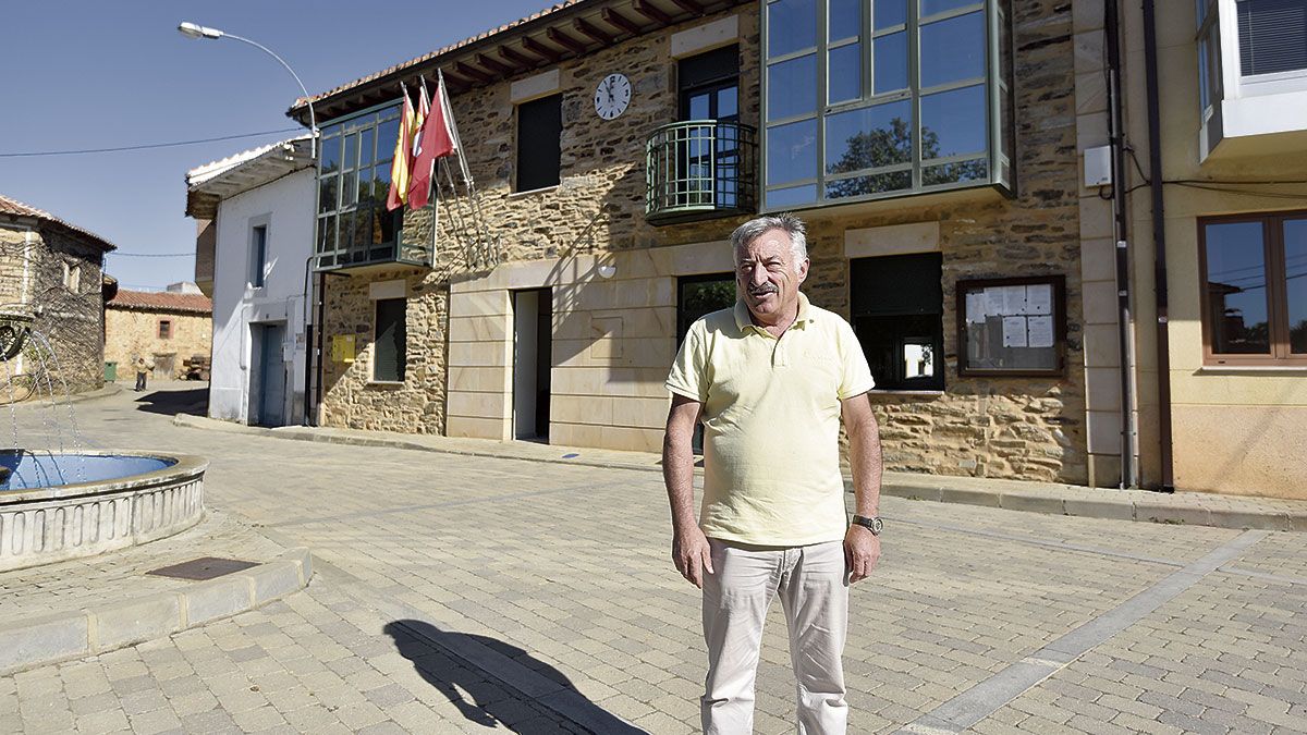 El alcalde de Castrillo de la Valduerna, Jeús López, ante la Casa Consistorial. | SAÚL ARÉN