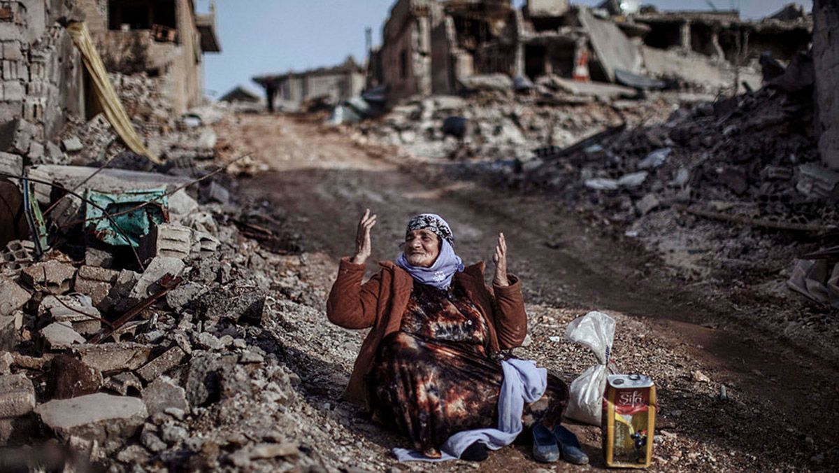 Amara, de 67 años, grita junto a los restos de su casa, en Kobane, Siria, el 23 de febrero de 2015. | JM López