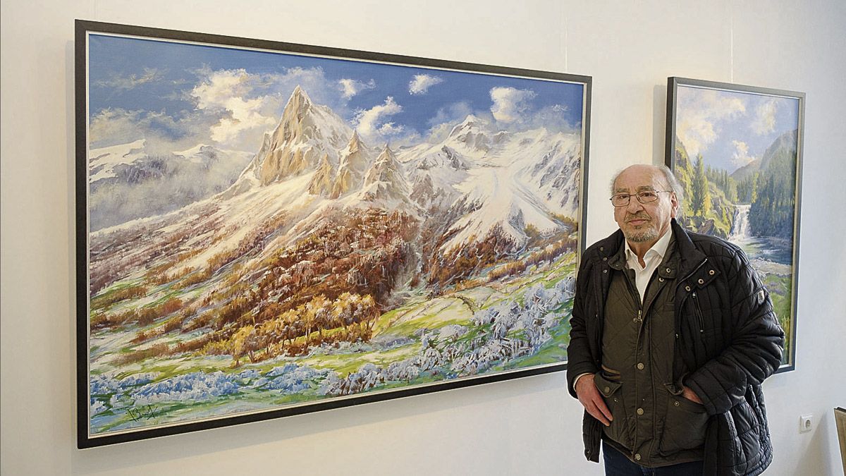 El pintor Joaquín Besoy ante un paisaje invernal de los Picos de Europa. | VICENTE GARCÍA