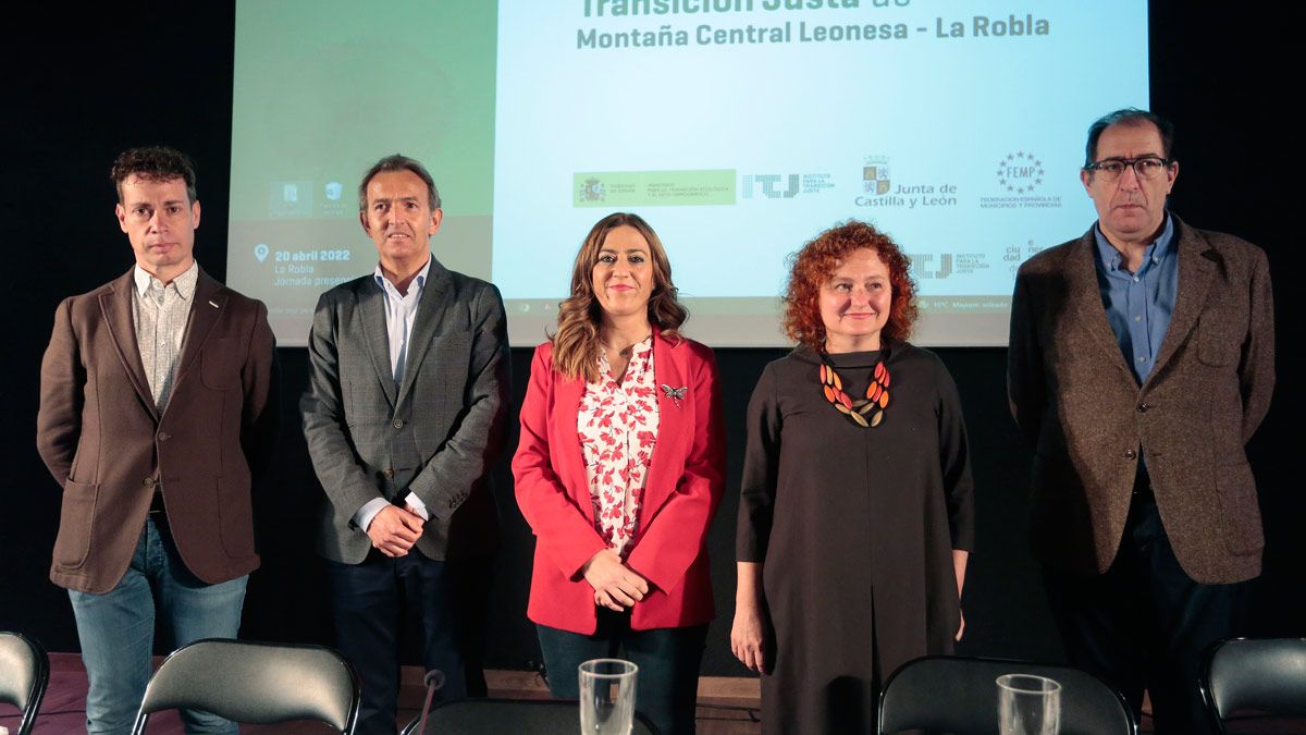 Asistieron a la jornada Virginia Barcones, delegada del Gobierno, y Laura Martín, directora del Instituto para la Transición Justa. | CAMPILLO / ICAL