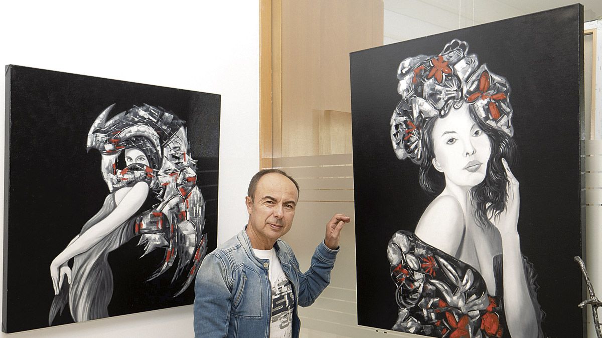 José Domínguez junto a los dos retratos femeninos de gran formato que exhibe en la galería Alemi. | VICENTE GARCÍA