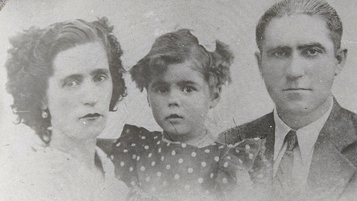 Cesárea Blanco y José Girón Bazán con su hija Marie Louise a mediados de los años 40 en Francia, donde se asentó el matrimonio berciano.