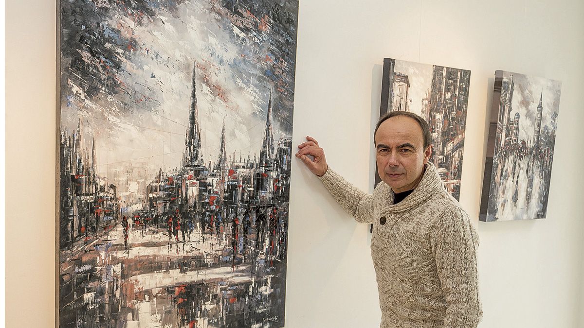 El artista jienense José Domínguez posa junto a uno de sus motivos urbanos. | VICENTE GARCÍA