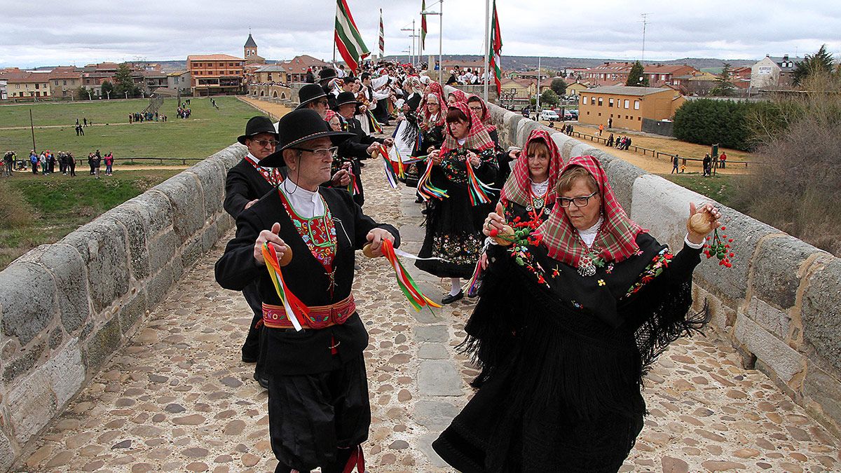 El puente de Hospital de Órbigo acoge una concentración de dos centenares de parejas de bailadores de jotas de León y Zamora. | P. FERRERO / ICAL