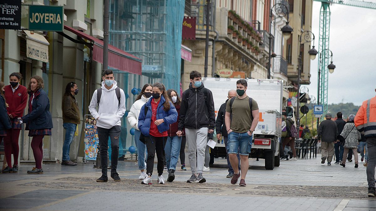 Jóvenes leoneses pasean por el centro de la ciudad de León durante la pandemia del Covid. | L.N.C.