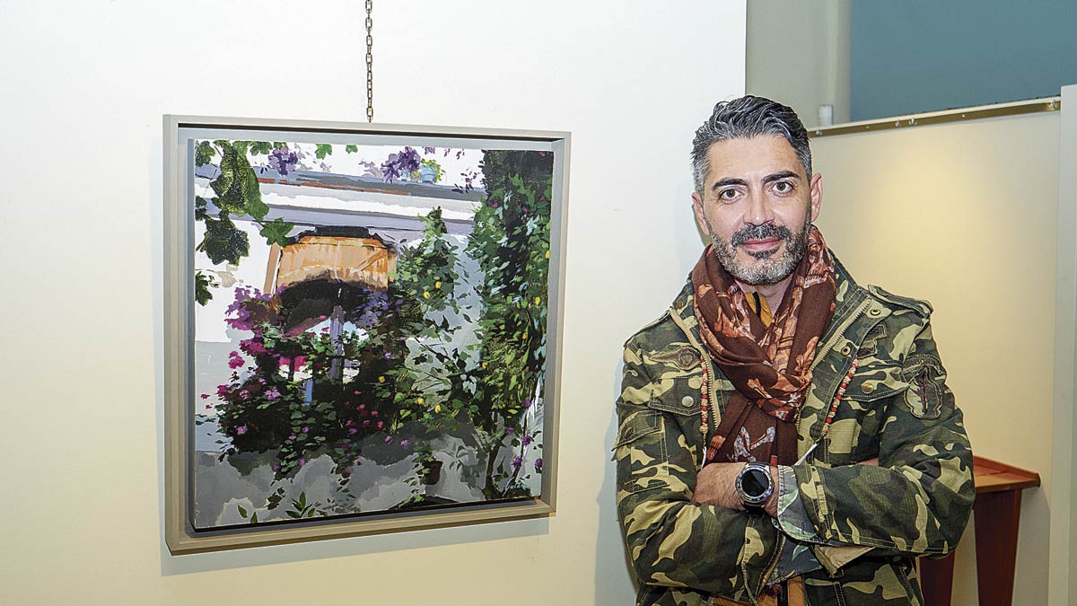 El pintor onubense Juan Galán ante una de las obras que expone en la galería Bernesga. | VICENTE GARCÍA