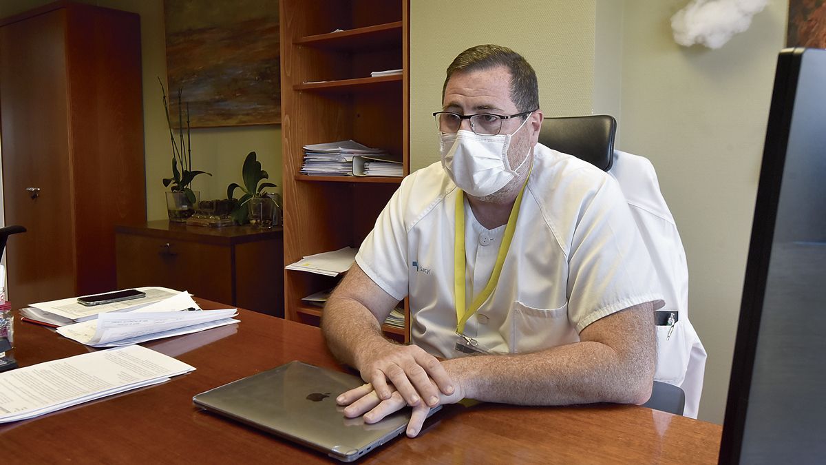 El director médico del Complejo Asistencial Universitario de León, Juan Ortiz de Saracho, en su despacho. | SAÚL ARÉN