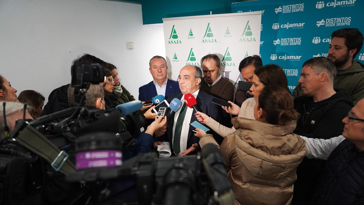 Juan Pedro Medina atendiendo a los medios durante la jornada sobre la PAC organizada por Asaja. | ICAL