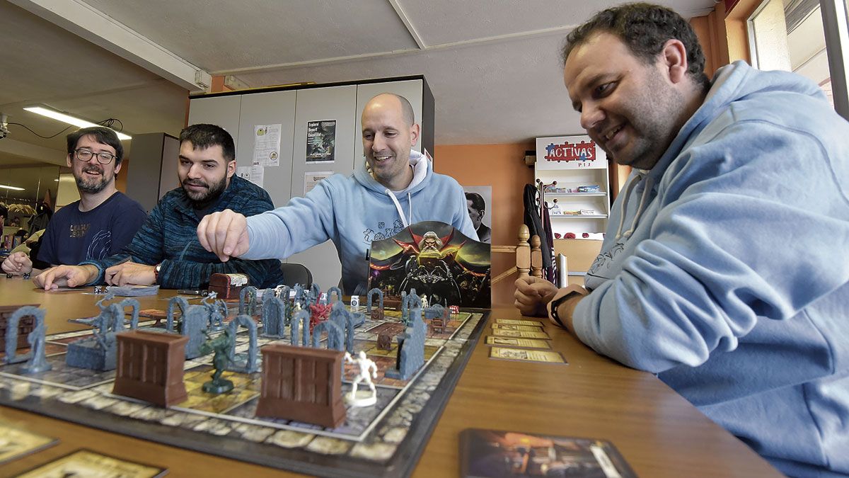 Algunos de los socios echan una partida a la reedición de un clásico como el Hero Quest. | REPORTAJE GRÁFICO: SAÚL ARÉN