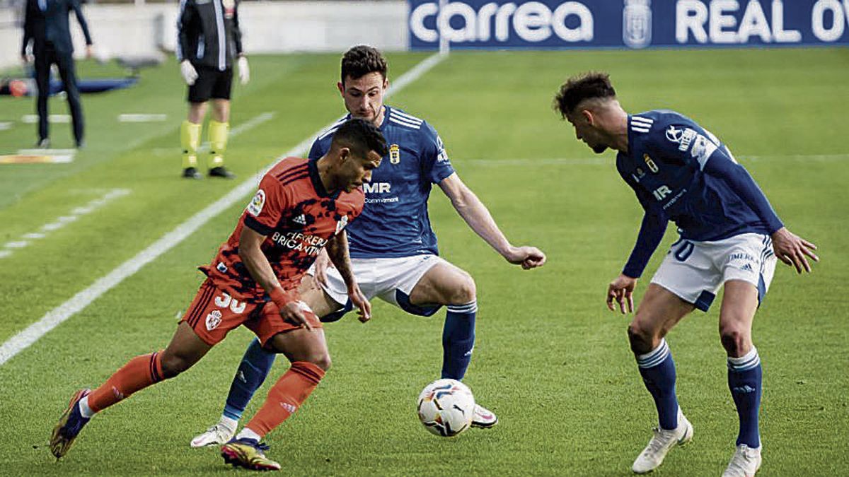 Juergen Elitim intenta zafarse de dos defensores durante el encuentro frente al Oviedo. | LALIGA