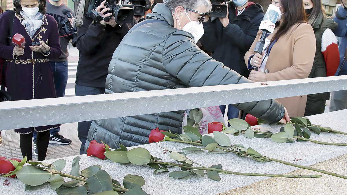 Seis rosas, una por cada uno de los seis fallecidos en el accidente, colocadas en la entrada del edificio de los juzgados de León. | ICAL