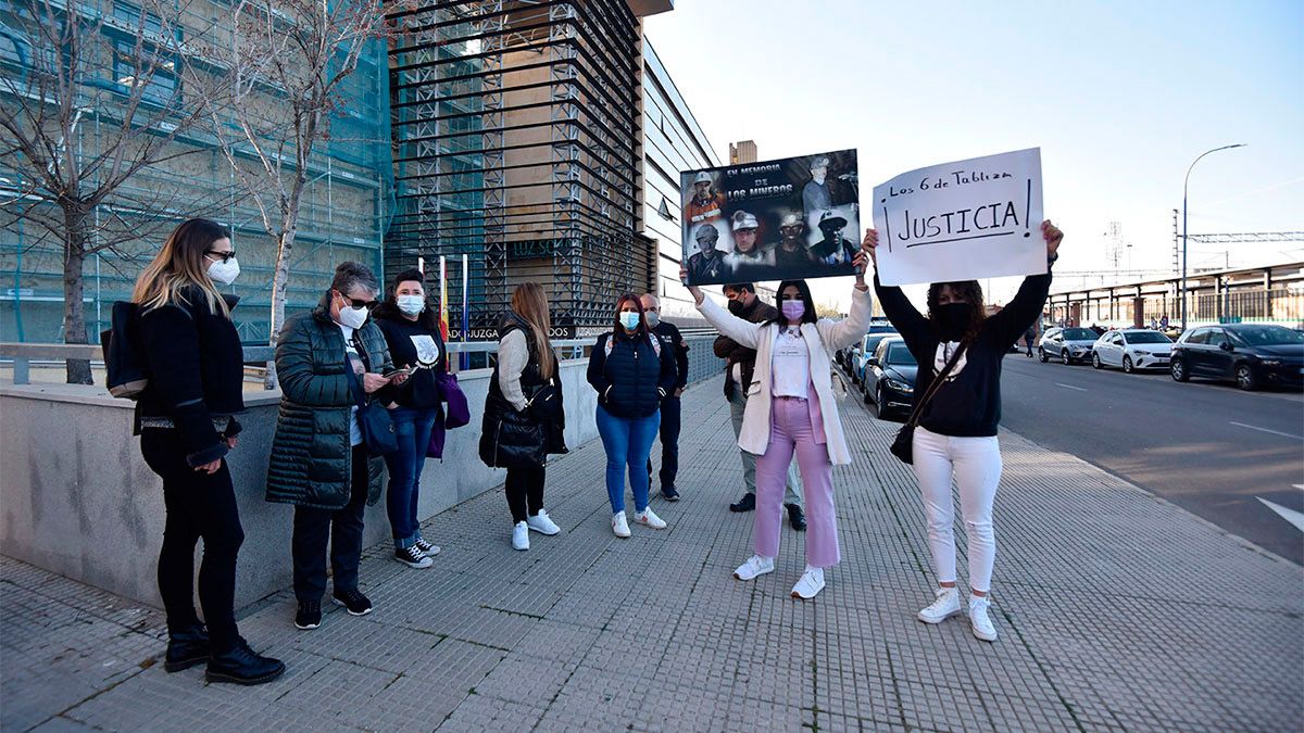 Las familias de las víctimas del accidente se han manifestado a la entrada del juzgado. | SAÚL ARÉN