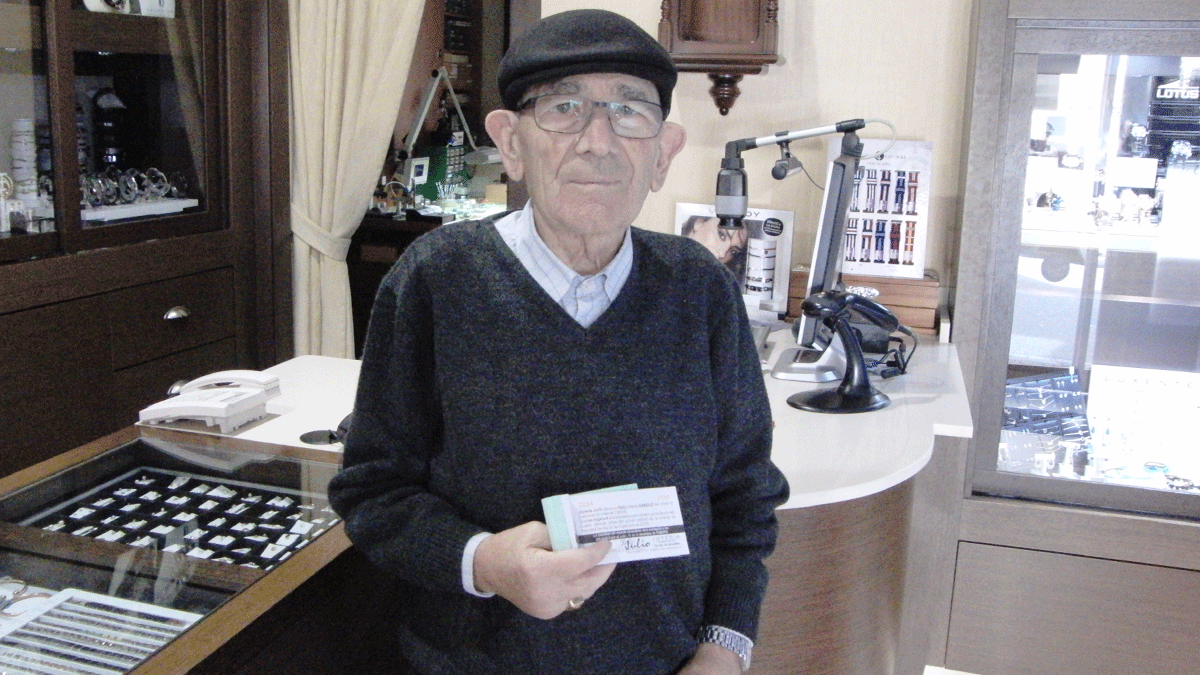 Julio López, fundador de la joyería Julio, un emblemático establecimiento de Fabero.