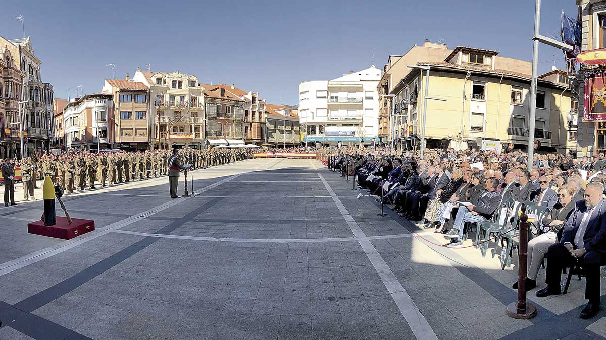 La Plaza Mayor de La Bañeza se quedó pequeña para acoger a los cientos de vecinos que asistieron a presenciar el acto castrense. | ABAJO