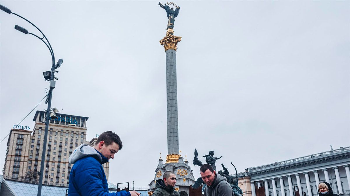 Varios jóvenes en la plaza de Maidan. | EP