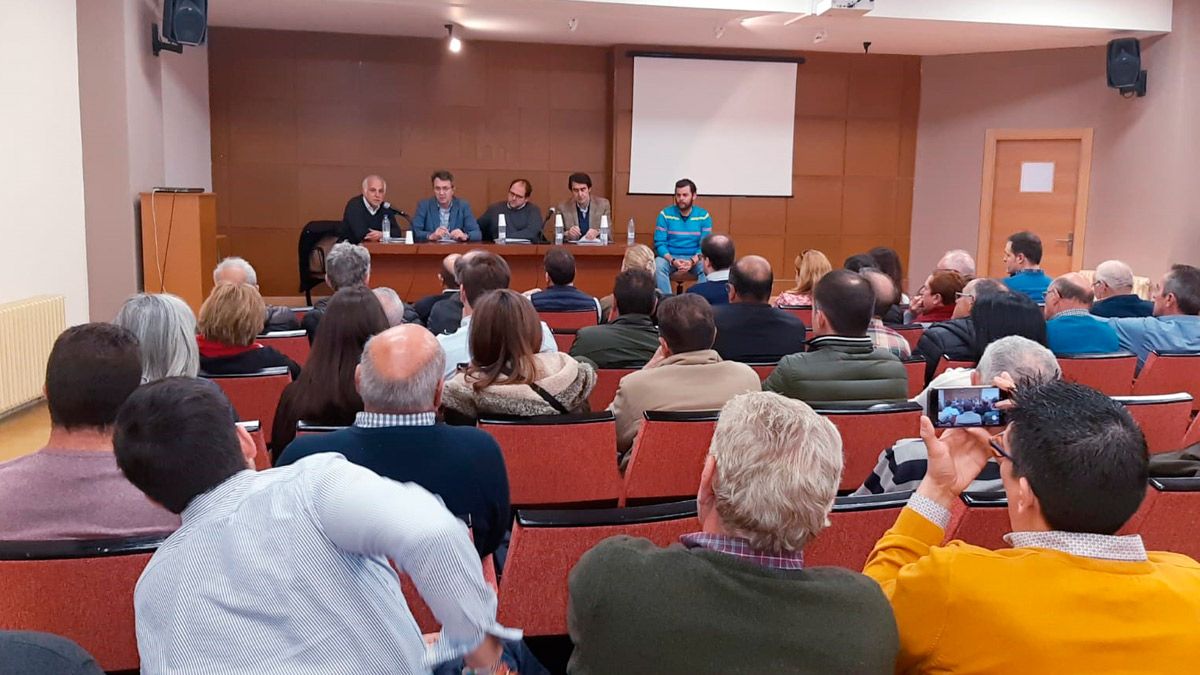 Reunión de los cargos del PP con los afiliados bañezanos. | L.N.C.