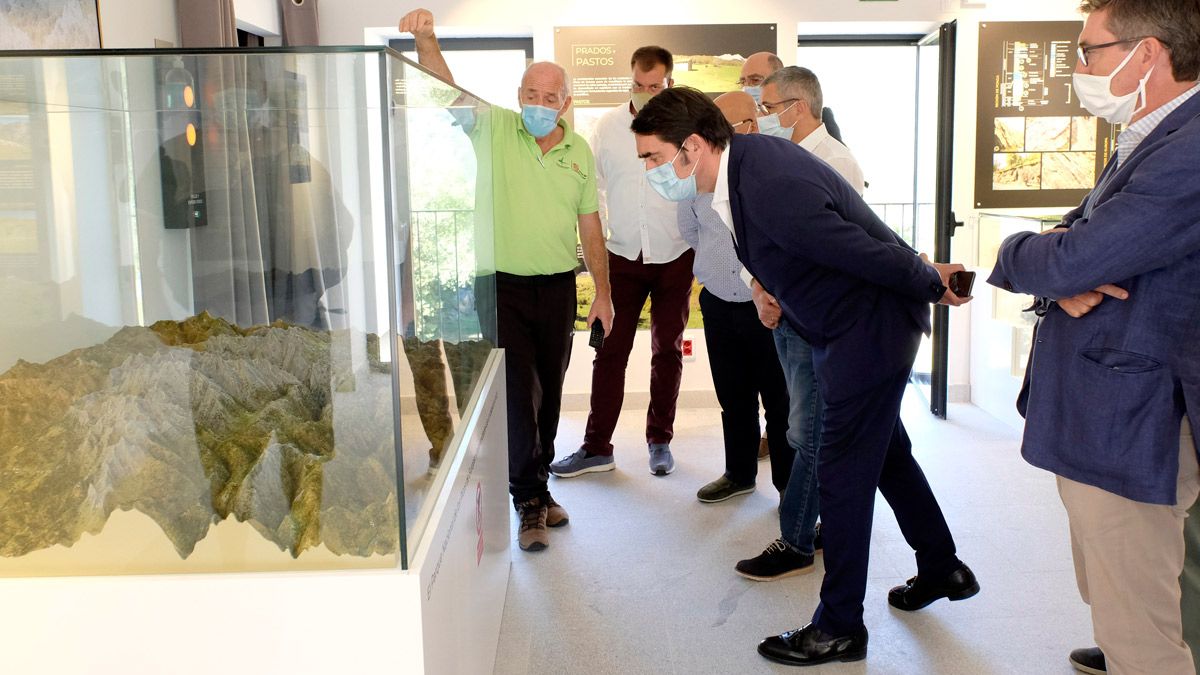 El consejero de Fomento y Medio Ambiente, Juan Carlos Suárez-Quiñones, observa una maqueta en la visita. | L.N.C.