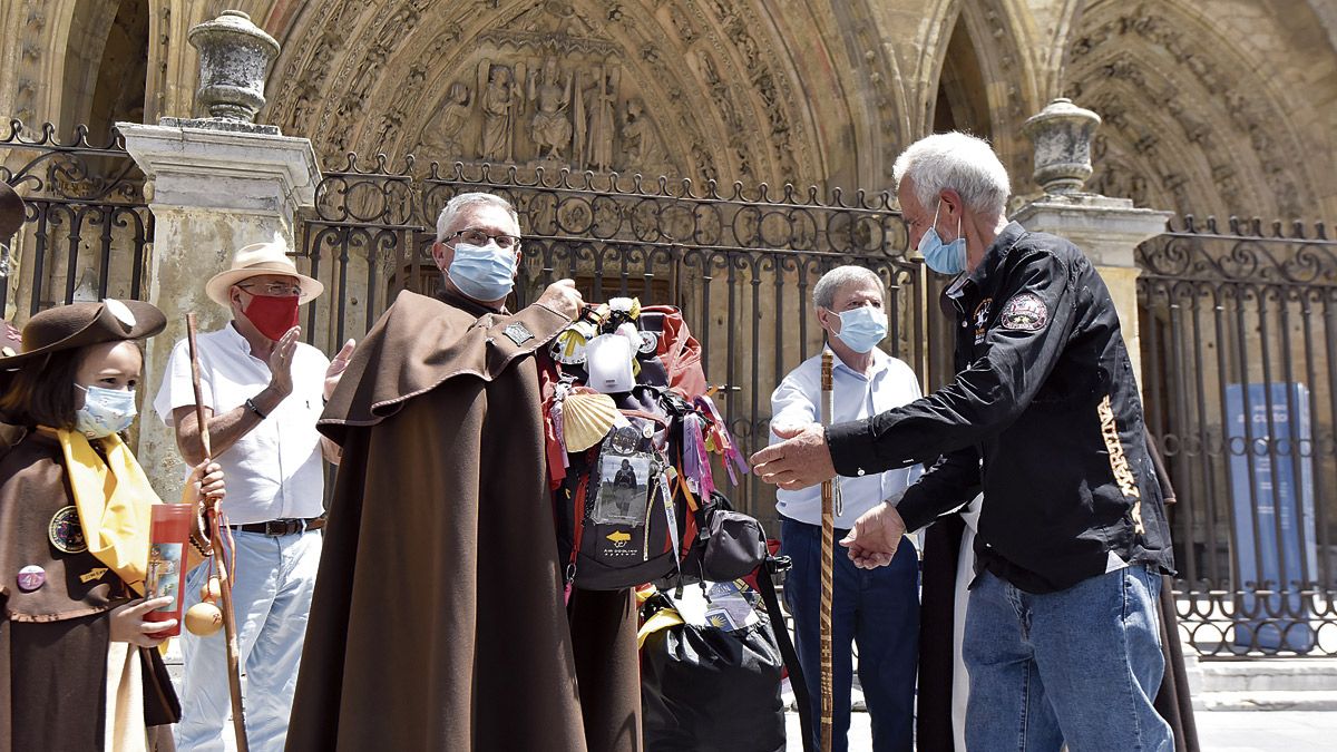 Esta iniciativa solidaria busca recorrer el Camino Francés en homenaje a las víctimas de la pandemia del coronavirus. | SAÚL ARÉN