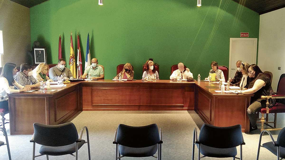 Un momento del pleno ordinario celebrado este jueves en el Ayuntamiento de La Pola de Gordón. | E. NIÑO