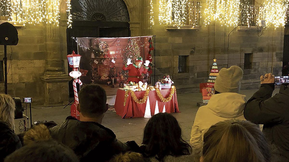 Una imagen de la actuación ‘Laponia al rescate’, este lunes en Astorga. | P.F.