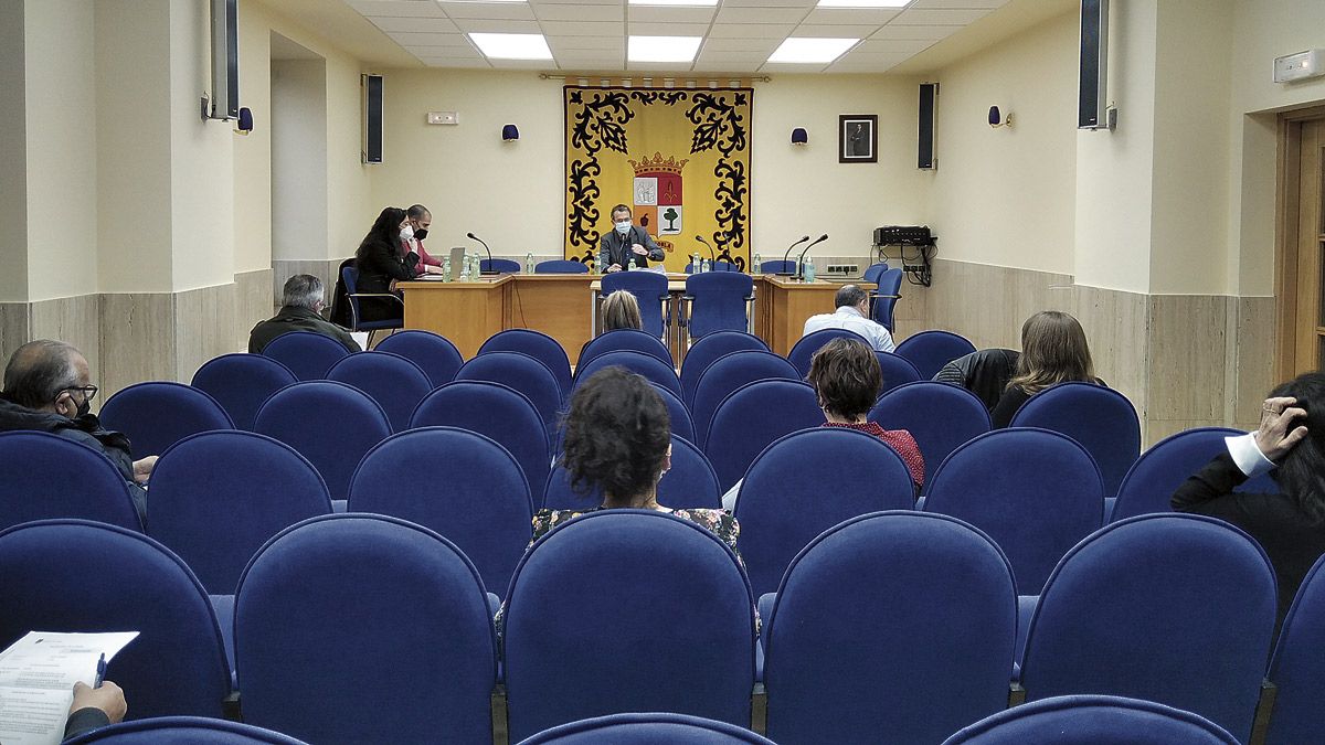 Un momento del pleno celebrado en el Ayuntamiento de La Robla. | E. NIÑO