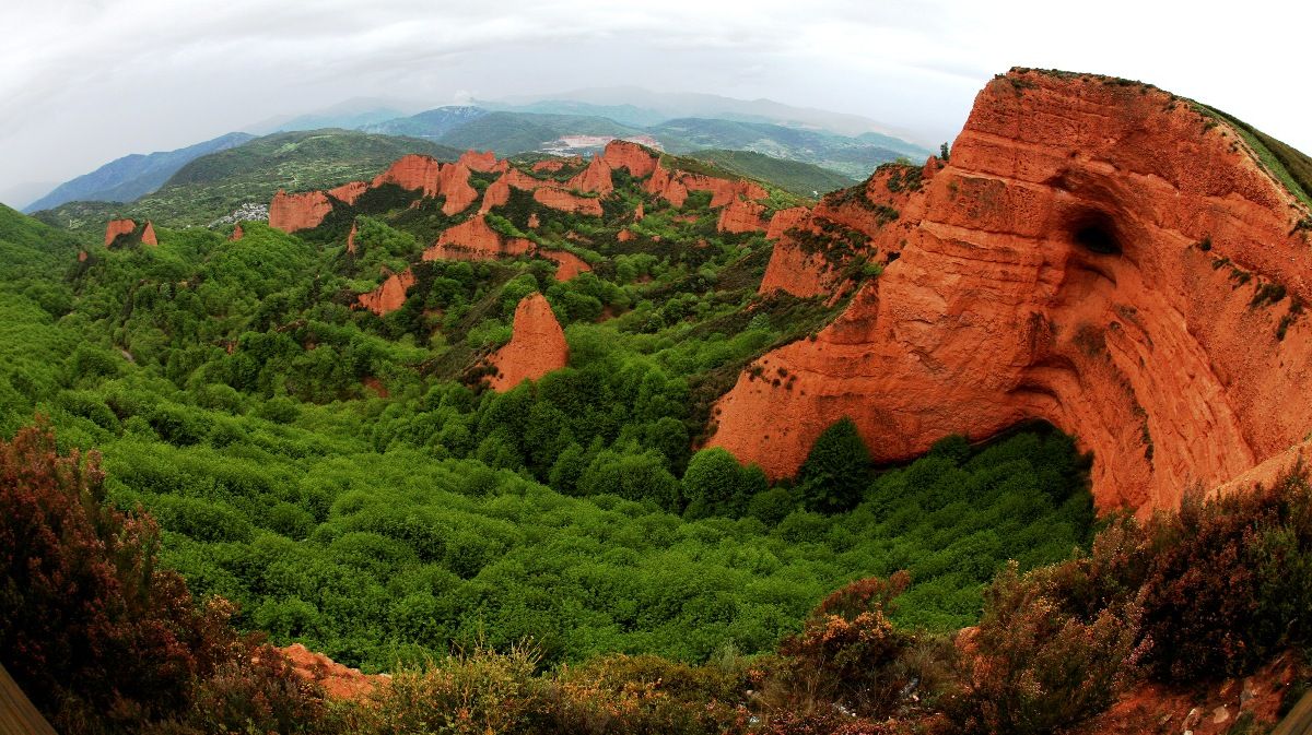 Las Médulas es el más llamativo exponente de la minería romana en el Noroeste de la Península.| Ical