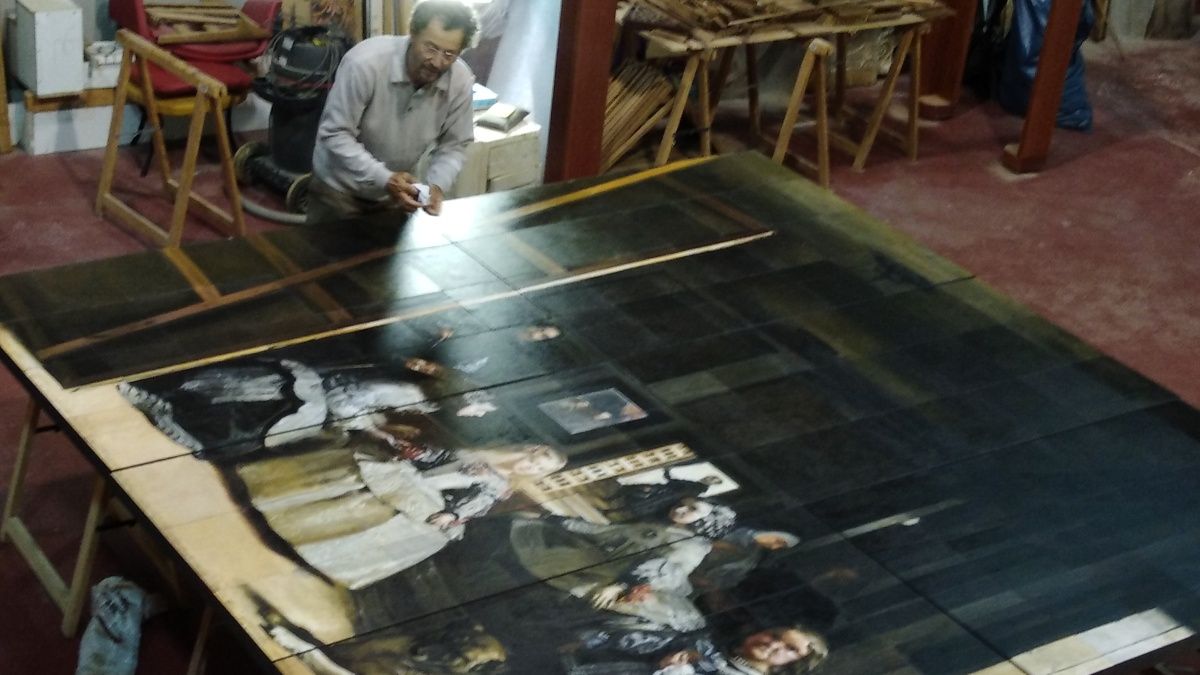 El artista, durante el montaje de los 140 paneles con los que ha reproducido la obra de Diego Velázquez.|  CARLOS ALONSO