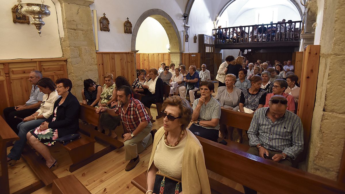 Los asistentes durante las misa que dio comienzo al homenaje de las cinco vecinas. | SAUL ARÉN