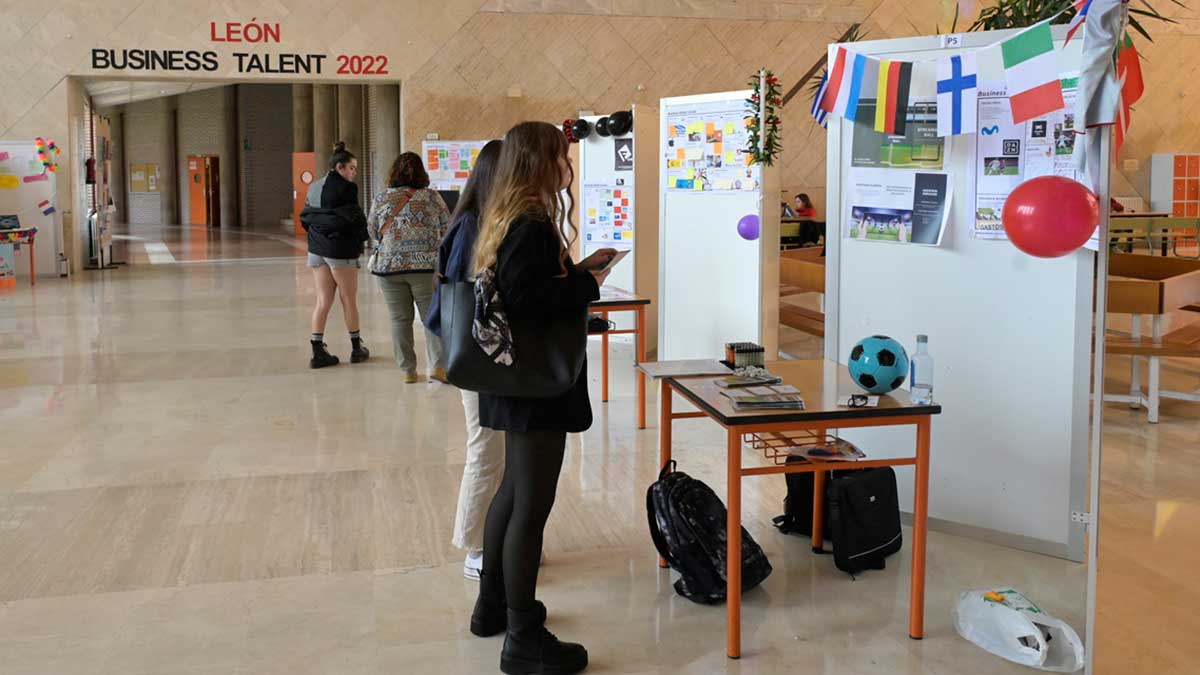 'León Business Talent' se ha celebrado en el vestíbulo de la Facultad de Ciencias Económicas y Empresariales. | MAURICIO PEÑA