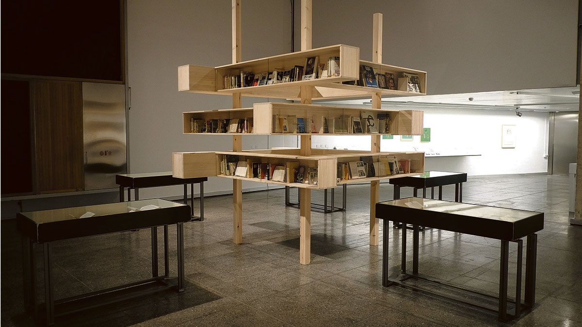 La biblioteca del artista se expone en el Laboratorio 987. | DANIEL MARTÍN