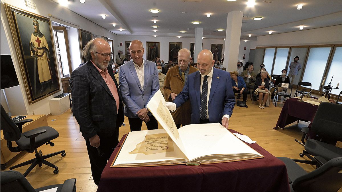 Rogelio Blanco, José Antonio Diez, Fernando de Arvizu y Vicente Carvajal ante el gran libro de los Fueros de León. | MAURICIO PEÑA