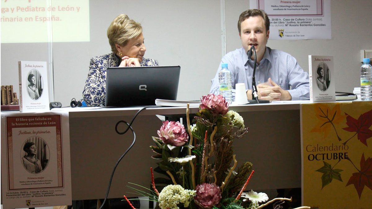 La autora del libro, Mª Rosario Barrientos, y Javier Revilla durante la presentación en Valencia de Don Juan. | BLOG DE JAVIER REVILLA