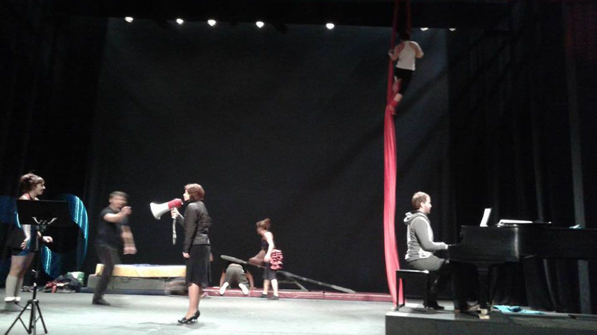 Un ensayo de 'Liricirco romántico', este jueves en el Teatro Bergidum. | T. BERGIDUM