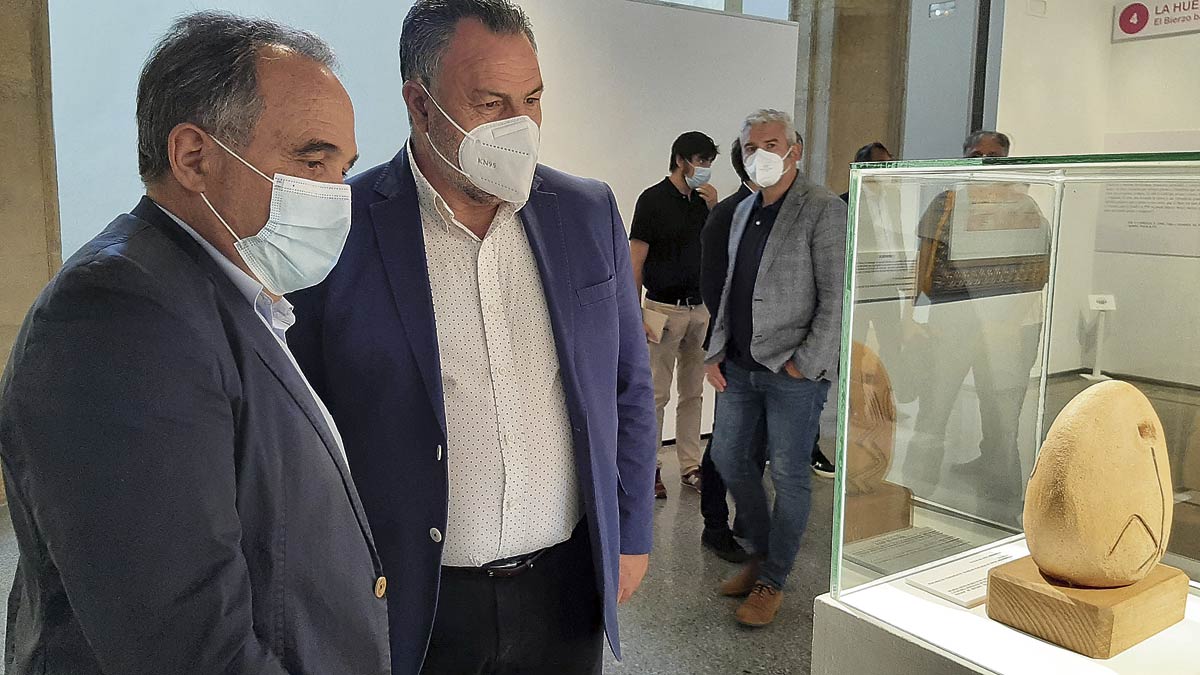 El director del centro, Lucas Morán, y el presidente de la Diputación, Eduardo Morán, contemplan una de las piezas de la muestra.