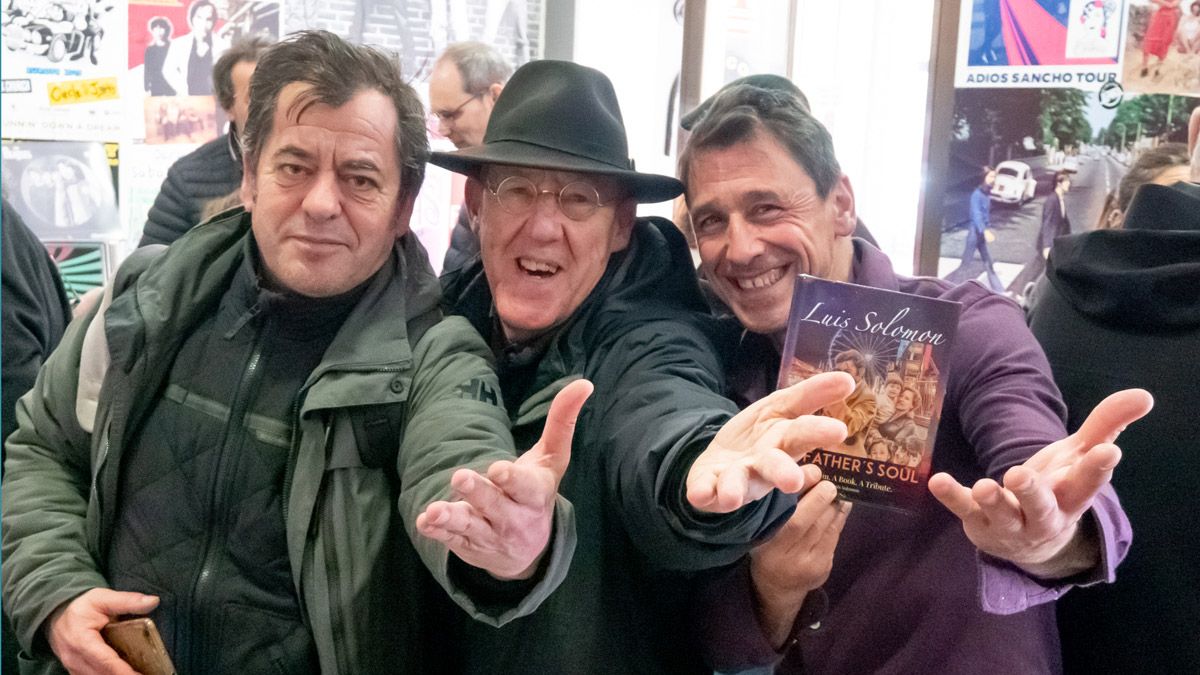 Javier Casares, Agustín Berrueta y Luis Núñez en la presentación del libro-disco en la tienda de discos Lizzard. | VICENTE GARCÍA