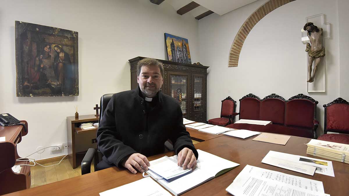 El vicario general, Luis García, en su despacho de la sede del Obispado de León durante la entrevista. | Reportaje fotográfico de Saúl Arén