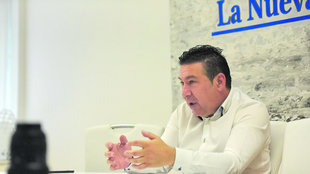 El secretario general de la UPL, Luis Mariano Santos, durante la entrevista. | SAÚL ARÉN
