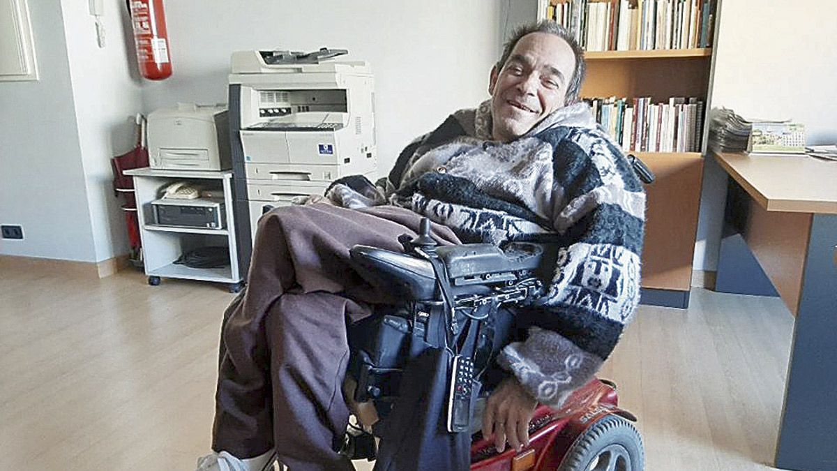 Luis Miguel Fuente Pertejo con la silla que tiene en la actualidad, de la que sospecha que no le va a aguantar mucho. | L.N.C.
