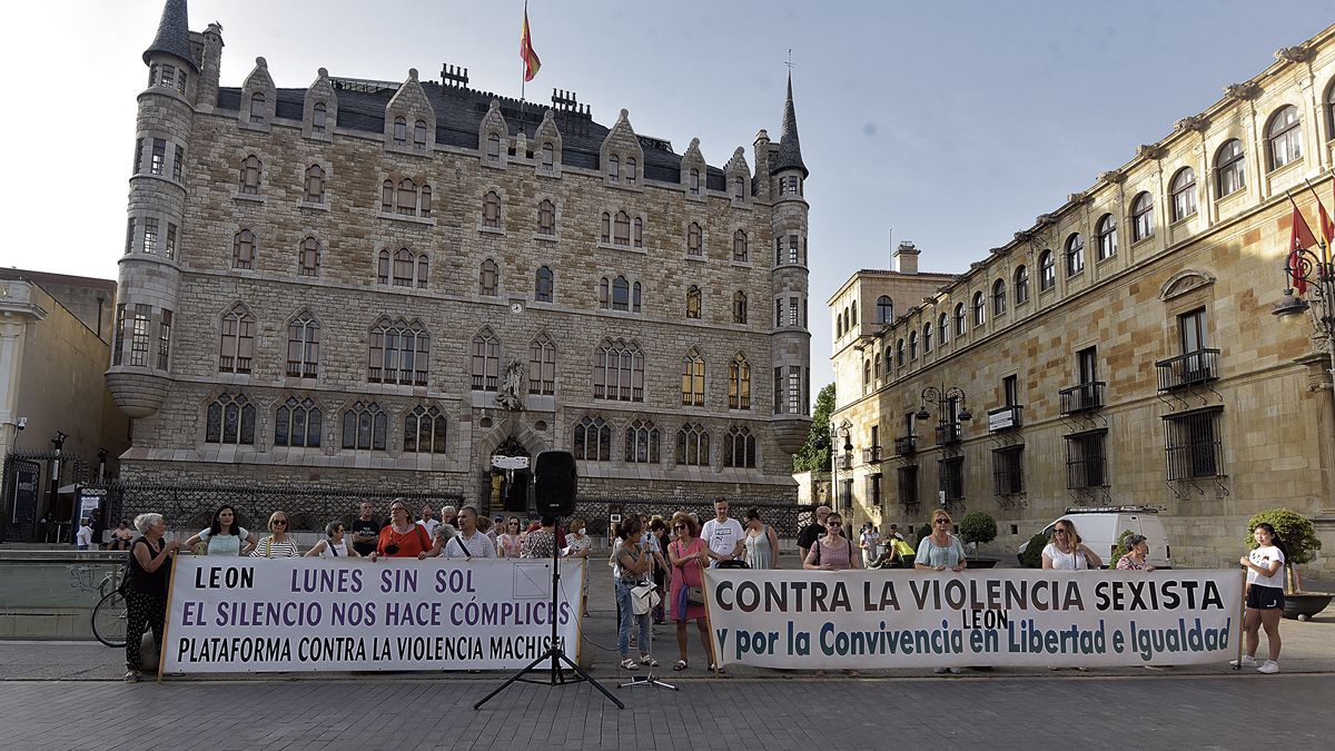 La plaza de Botines fue ayer de nuevo escenario de un nuevo ‘Lunes sin Sol’ contra la violencia de género. | SAÚL ARÉN