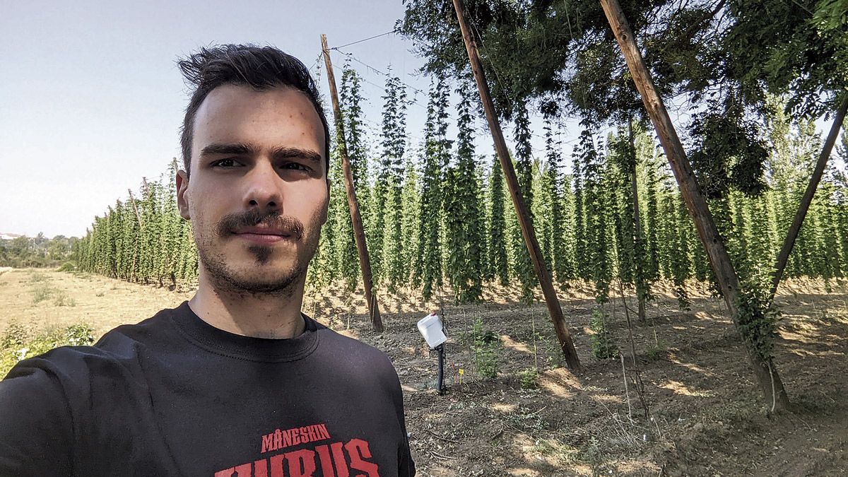 Miguel Sánchez en uno de los cultivos en los que desarrolla su proyecto. | L.N.C.