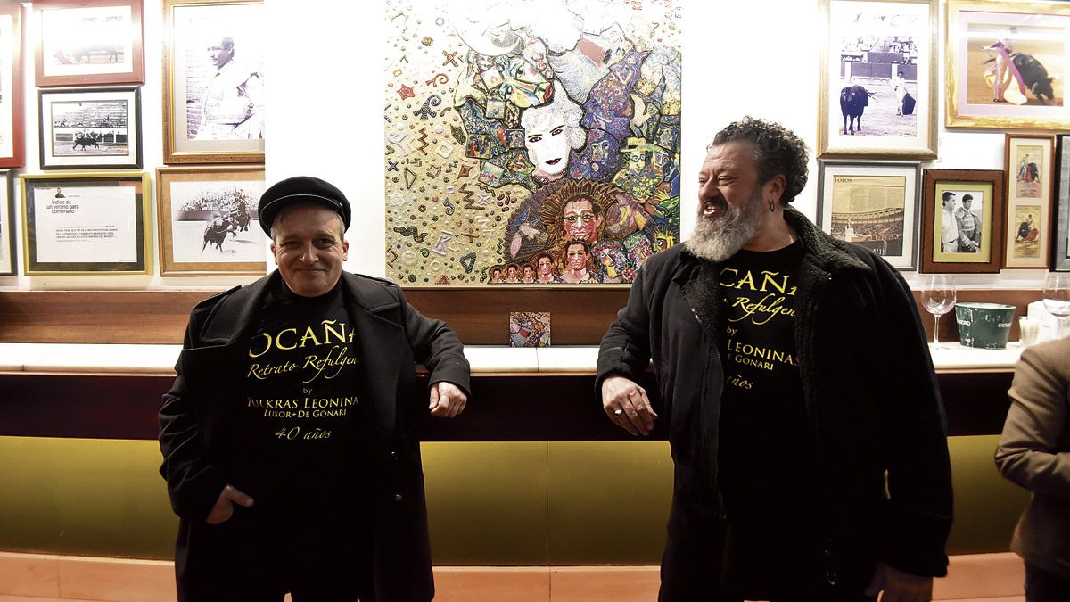 Carlos Luxor y Fran de Gonari, las ‘Pulkras Leoninas’, exponen en el Camarote Madrid una obra que rinde homenaje a José Pérez Ocaña. | SAÚL ARÉN