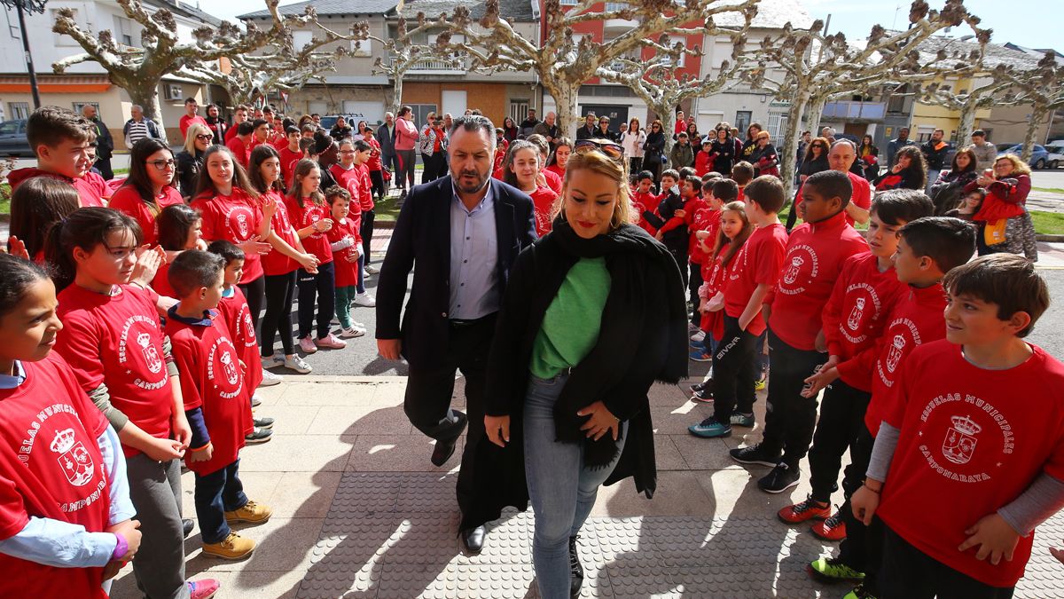 Los niños de las escuelas municipales recibieron con un pasillo a Lydia Valentín. | CÉSAR SÁNCHEZ (ICAL)